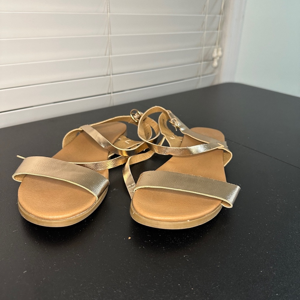 Metallic sandal
